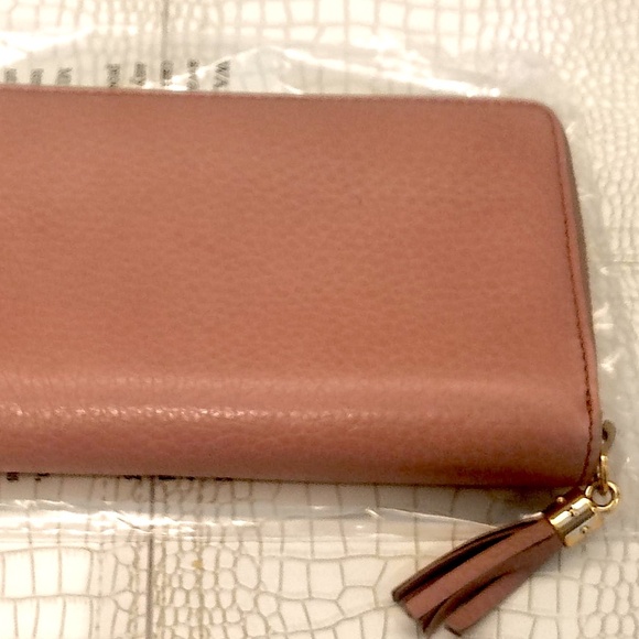 GUCCI Pink/Mauve Pebbled Leather SOHO Interlocking G Tassel Zip Around Wallet. - Picture 4 of 10